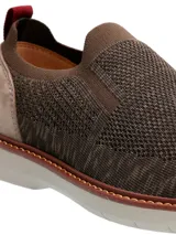 Zapato slip-on Hush Puppies modelo Apolo, de color gris, con capellada de tejido tricotado transpirable y suela de EVA.