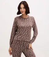 Blusa de pijama de manga larga con cuello redondo y puños ajustados, confeccionada en tejido rib con estampado floral pequeño.