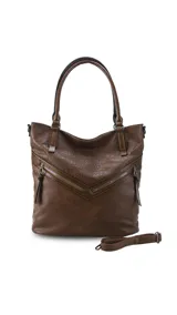 Cartera tipo shopper de tamaño grande, confeccionada en símil cuero con textura efecto croco. Presenta dos bolsillos frontales con cierre metálico en disposición angular, cierre superior principal, bolsillo trasero con cierre, doble asa corta para llevar al hombro y correa larga desmontable y regulable.