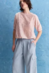 Pantalón cargo celeste de tiro alto y pierna amplia, con bolsillos laterales y bolsillos cargo con tapa.