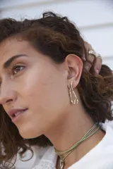 Aros colgantes con diseño orgánico inspirado en corales naturales, con acabado metálico brillante y cierre de perno con mariposa.