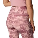 Calza deportiva de tiro alto con estampado camuflado en tonos rosados. Cuenta con tecnología hidroabsorbente y bolsillo lateral en la pierna.