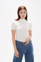 Remera de viscosa con textura acanalada, corte al cuerpo, cuello alto y mangas cortas.