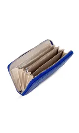 Billetera de dama en símil cuero color negro, de diseño acolchado con costuras verticales que forman relieves y cierre perimetral. Incluye monograma en la esquina inferior y viene con caja de presentación estampada.