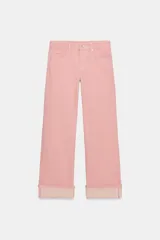 Jeans de tiro bajo color rosado, con diseño loose folded y bajo acabado en vuelta. Incluye trabillas, cinco bolsillos y cierre frontal con cremallera y botón metálico.
