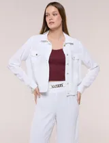 Camperita liviana de corte recto y acabado crepé color blanco, con cuello camisero clásico y cierre frontal de botones metálicos dorados. Presenta bolsillos en el pecho con solapa y mangas largas con puños abotonados.