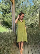 Vestido camisero color beige, sin mangas, de lino italiano con botones de nácar.