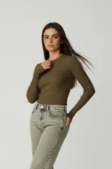 Remera de manga larga confeccionada en tejido de punto canalé, con cuello redondo y ajuste al cuerpo.