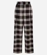 Pantalón de corte wide leg con acabado sastre, cintura estructurada con trabillas y estampado de cuadros. Confeccionado en tejido crepé con caída fluida.