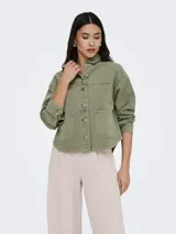 Sobrecamisa de jean color verde militar, con cuello camisero, cierre frontal de botones metálicos, bolsillos frontales aplicados y mangas largas con puños abotonados.