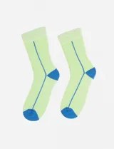 Medias de algodón color verde claro con puntera y talón en azul. Presentan una línea vertical azul en el lateral.