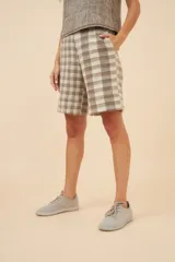 Bermuda de lana fina color gris con bolsillos laterales y forro interior.