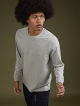 Remera de manga larga color negro, de corte recto y cuello redondo.