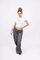 Remera negra de jersey con lycra y estampado frontal con la frase 'Break with the limits of reality' en color blanco.