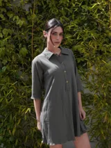 Vestido corto color verde seco con cuello camisero, mangas 3/4 y botones dorados.