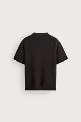 Camiseta regular fit de punto tejido en hilatura de algodón, color gris oscuro, con cuello redondo y manga corta, con acabados en rib.