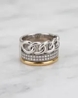 Anillo ancho de plata 925 y lámina de oro 18k, con diseño de eslabones de cadena en la parte superior, una franja central con incrustaciones de circonias y base dorada.