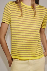 Top de punto de cuello redondo y manga corta, con diseño de rayas horizontales en tonos marrón y naranja.