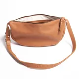 Bandolera de cuero graneado color marrón, con forma de media luna y correa ajustable.