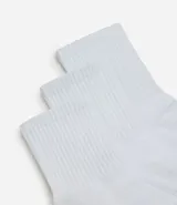 Kit de tres pares de medias deportivas blancas de caña media, con suela de toalla y tejido texturizado.