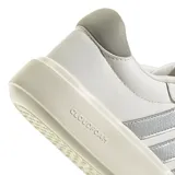 Championes Adidas Lite Court de estilo urbano, confeccionados en material sintético blanco con las icónicas tres tiras laterales en gris. Presentan cordones al tono, logo en la lengüeta en color rosado y suela de plataforma con tecnología Cloudfoam para mayor amortiguación.