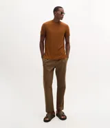 Remera slim de manga corta con cuello redondo, confeccionada en tejido de viscosa con textura de rayas verticales.