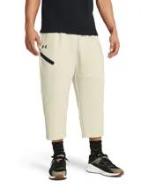 Pantalón deportivo tipo capri de Under Armour, confeccionado en tejido de doble punto elástico y transpirable. Presenta un diseño holgado con cintura elástica, bolsillos laterales abiertos y un bolsillo adicional con cierre en la pierna derecha. Incluye el logo de la marca en el muslo.