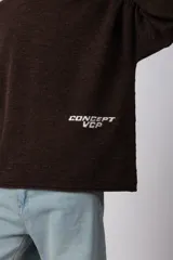 Sweater de punto liviano color negro con textura marcada, diseño de cuello redondo y calce holgado.
