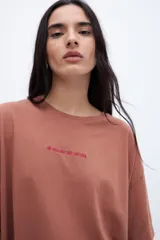 Remera celeste de algodón con cuello redondo y estampado pequeño en el pecho.