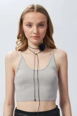 Top gris elastizado de fibras metálicas con breteles finos.