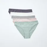 Pack de cinco braguitas de corte clásico, confeccionadas en algodón. El pack incluye una unidad gris oscuro lisa, una blanca lisa, una a rayas horizontales blancas y grises, una rosa pálido lisa y una verde menta con estampado de pequeñas flores blancas.