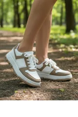 Championes casuales de mujer, color blanco con detalles en beige y suela plana.