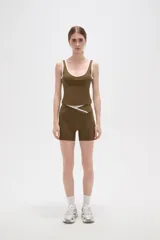 Musculosa deportiva al cuerpo de poliamida, color negro con detalles de ribete blanco en el cuello y los breteles anchos.