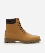 Bota estilo worker de caña media con acabado tipo nobuck. Presenta puntera redondeada, cuello acolchado en contraste, cierre con cordones y ojalillos metálicos. Cuenta con suela dentada de goma para mayor tracción.