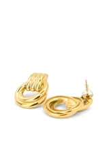 Par de aros dorados con forma de argolla colgante.