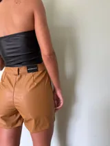 Short color marrón con textura de piel de cocodrilo.