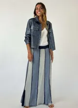 Pollera larga de punto con rayas verticales en tonos de azul y gris.