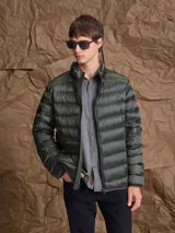 Campera puffer de plumas en color verde oliva, con cierre frontal, cuello alto y diseño acolchado horizontal.