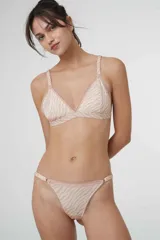 Conjunto de ropa interior con corpiño triangular sin aro y bombacha tipo colaless, ambos con estampado de cebra en tonos beige y blanco, y detalles de puntilla en los bordes.