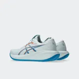 Championes de running Asics modelo Gel Cumulus 28, color blanco con detalles en azul y naranja. Cuentan con tecnología de amortiguación FF BLAST MAX y suela FLUIDRIDE para una pisada suave y reactiva.