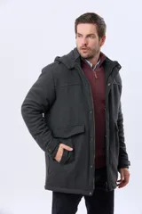 Saco de paño color gris oscuro, con capucha desmontable, cierre frontal oculto por cartera con botones a presión y bolsillos laterales. Presenta un diseño de abrigo estructurado con forro interior.