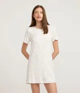 Camisón corto de viscosa color blanco con estampa de contorno de animalitos, de manga corta, cuello redondo y corte recto.