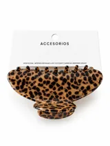 Pinza para el pelo con diseño animal print tipo carey, de forma ovalada con dientes de sujeción.