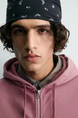 Sudadera tipo hoodie con cierre frontal de cremallera, diseño boxy fit, capucha ajustable con cordones, mangas largas con puños elásticos y bolsillos laterales. Presenta un acabado con efecto lavado.