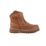 Bota corta de cuero color chocolate con costuras a la vista en tono claro y suela de goma dentada en color marrón.
