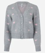 Cardigan corto gris con estampado de corazones rosas, escote en V y cierre abotonado.