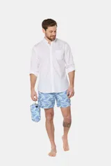 Short de baño clásico con estampado de hojas en tonos celeste y rosa, cintura elástica con cordón ajustable, dos bolsillos laterales y suspensor de malla fina.