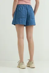 Short de denim azul oscuro con cintura elástica, bolsillos frontales aplicados y botón decorativo.