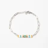 Pulsera de cadena de eslabones plateados con un detalle central compuesto por cuentas cilíndricas en tonos turquesa, blanco y dorado.