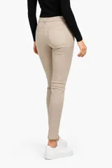 Pantalon jean de corte skinny y tiro medio, en color beige.